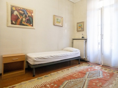 Ampia camera in appartamento in Umbria, Milano