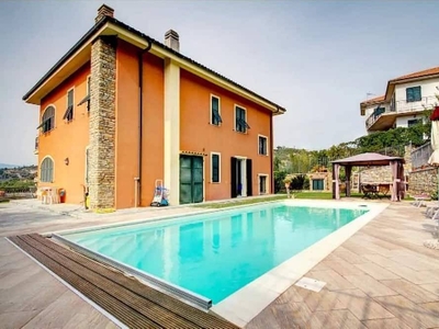 Appartamento in villa con piscina, in zona tranquilla a pochi minuti dal mare