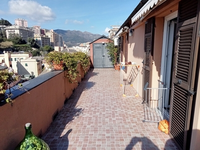 Attico con terrazzo a Genova
