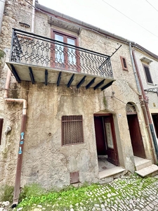 Casa singola in vendita a Palazzo Adriano Palermo