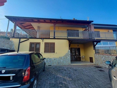 Villa a Pignola, 7 locali, giardino privato, 260 m², ottimo stato