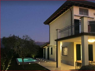 Villa Bifamiliare in Affitto ad Pietrasanta - 15000 Euro