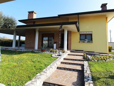 Villa in vendita a Ronchis Udine