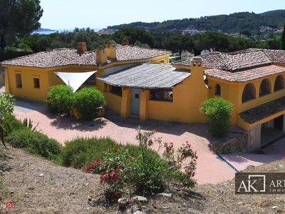 Villa in Vendita in Via della Piana a Campo nell'Elba