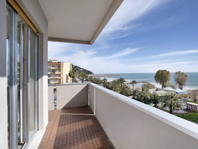 Appartamento 'Fronte Mare - Marina Di Andora' con balcone, Wi-Fi e aria condizionata