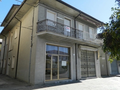 Casa Indipendente in Piazza Vittorio Veneto , 30, Codigoro (FE)