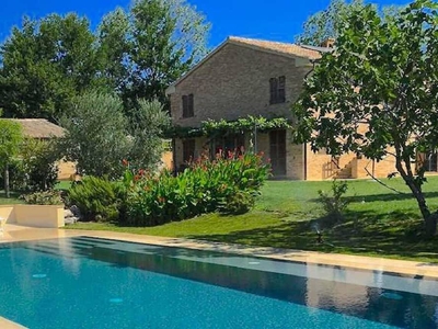 Elegante villa con piscina privata a sfioro, vicino Conero Riviera