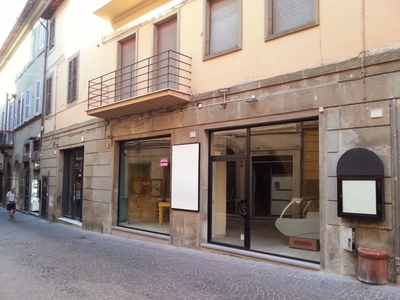 Locale Commerciale in affitto a Viterbo via Saffi 26