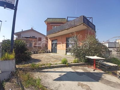 Negozio in affitto a Ciampino via dell'Acqua Acetosa, 41