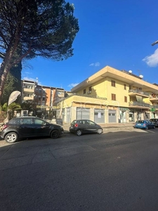 Negozio in affitto a Guidonia Montecelio viale Roma, 140