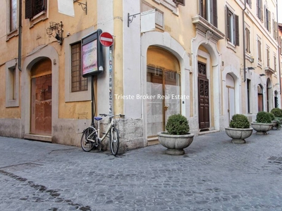 Negozio in affitto a Roma via Bocca di Leone, 28