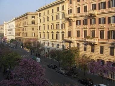 Negozio in affitto a Roma via Cola di Rienzo