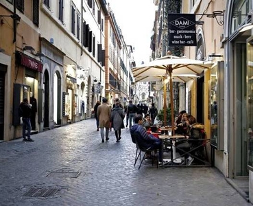 Negozio in affitto a Roma via della Croce