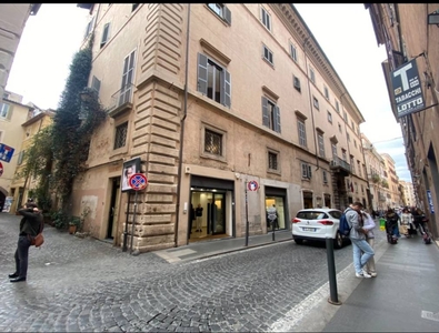 Negozio in affitto a Roma via di Torre Argentina, 72
