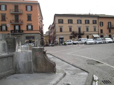 Negozio in affitto a Viterbo piazza della Rocca, 3