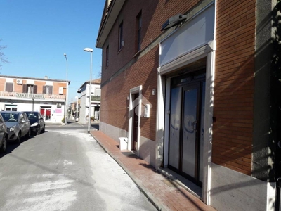 Negozio in affitto ad Albano Laziale via Bari, 3