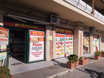 Negozio/Locale commerciale in Vendita in Viale della Stazione di Castel Fusano 24 a Roma