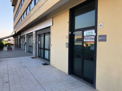 Ufficio in affitto a Pomezia via Campobello, 24