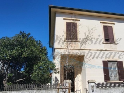 villa indipendente in vendita a Rosignano solvay