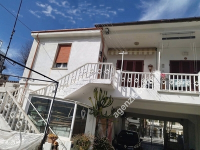 Casa indipendente con terrazzo a Massa