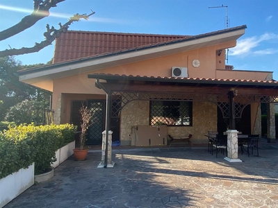 Villa bifamiliare in vendita a Guidonia Montecelio Roma Parco Azzurro