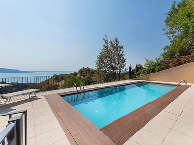 Appartamento a Gardone Riviera con piscina e giardino