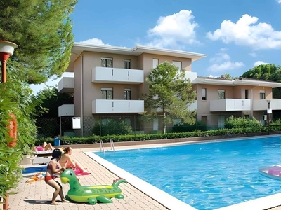 Appartamento a Lignano Pineta con giardino e piscina