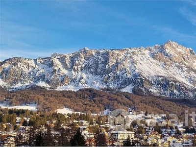 Appartamento in Vendita in a Cortina d'Ampezzo