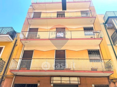 Appartamento in Vendita in Via Francesco Guglielmino 35 a Aci Catena