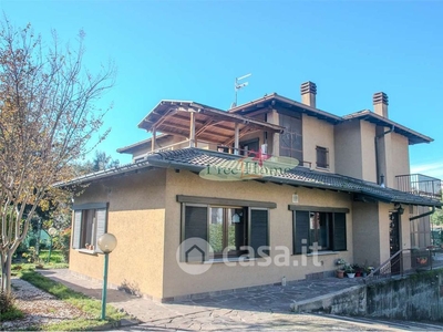 Casa Bi/Trifamiliare in Vendita in Via Giacomo Leopardi 2 a Gavirate