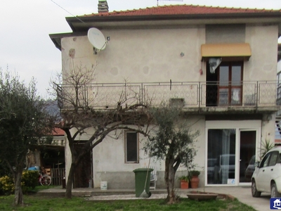 CASA INDIPENDENTE CON TERRENO IN ZONA DECENTRATA A MARINA DI CARRARA RIF 3306