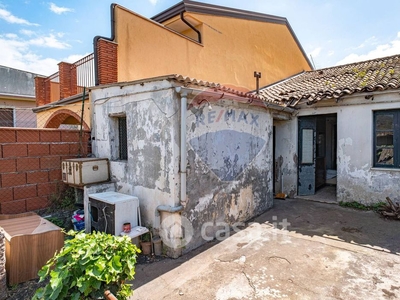 Casa indipendente in Vendita in Via Lavina 266 a Aci Sant'Antonio