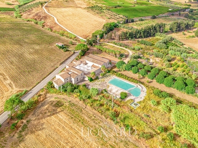 Country luxury resort in Sicilia in vendita con baglio antico, due piscine e campo da calcio
