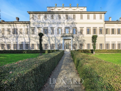 Lussuosa villa storica in vendita immersa nel verde della provincia di Milano