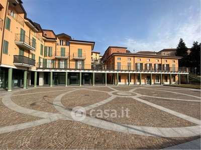 Negozio/Locale commerciale in Vendita in Piazza Enrico Baj a Vergiate