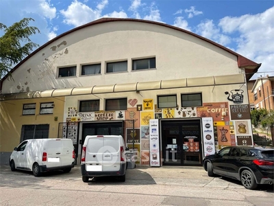 Negozio/Locale commerciale in Vendita in Via Cipriano Piccolpasso 15 a Perugia