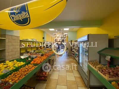 Negozio/Locale commerciale in Vendita in Via Giovanni Amendola 51 a Bari