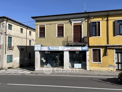 Negozio/Locale commerciale in Vendita in Via Maggiore 28 a Battaglia Terme