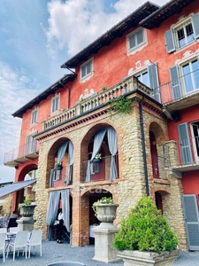 Palazzo in Vendita in Via Camillo Benso di Cavour 10 a Monforte d'Alba