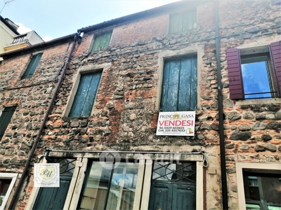 Stabile / Palazzo in Vendita in Via Massimo D'Azeglio a Este