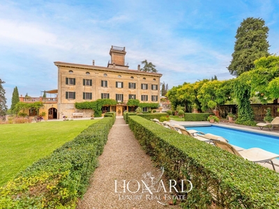 Storica proprietà con piscina panoramica e pergolato affrescato in vendita in Umbria