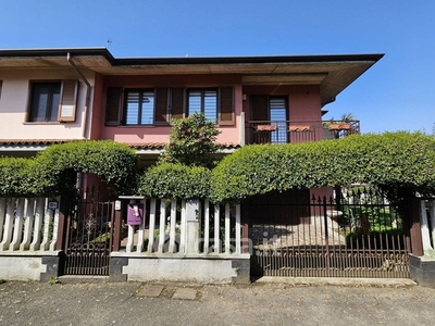 Casa Bi/Trifamiliare in Vendita in Via dei Salici 12 a Arzago d'Adda