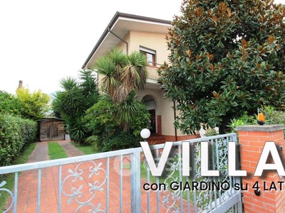 Villa in Vendita in Via Basilicata 11 a Pietrasanta