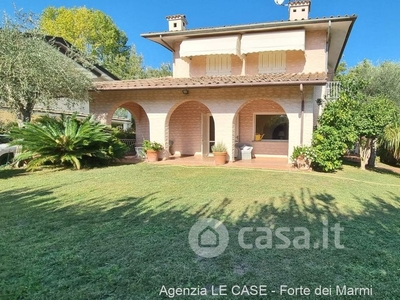 Villa in Vendita in Via Duca degli Abruzzi 99 a Forte dei Marmi