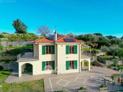 Villa in Vendita in Via Fanny Roncati Carli 201 a Imperia
