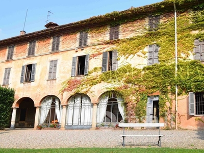 Villa in Vendita in Via Gioacchino Rossini 3 a Tradate