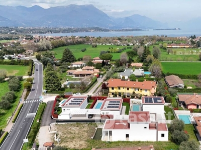 Villa in Vendita in Via Panoramica a Manerba del Garda