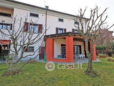 Villa in Vendita in Via Roma 110 a Sant'Ilario d'Enza