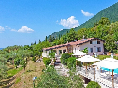 Villa in Vendita in Via Vigole a Toscolano-Maderno