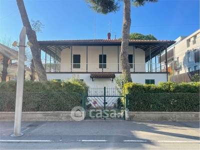 Villa in Vendita in Viale Dante 81 a Riccione